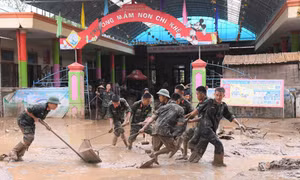 Sư đoàn 324 giúp người dân khắc phục hậu quả, bảo vệ môi trường sau lũ