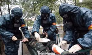 Hàng trăm học viên quân y dầm mưa cấp cứu thương binh trong tình huống khốc liệt