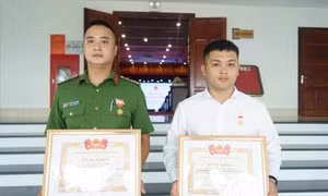 Trao Huy hiệu Tuổi trẻ dũng cảm cho thanh niên cứu phụ nữ bị chém vô cớ giữa phố