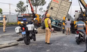 Xe đầu kéo container 'cày nát' dải phân cách ở cửa ngõ TPHCM