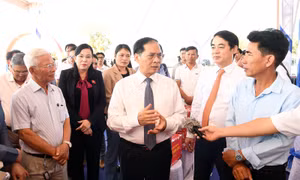 Phó Thủ tướng trao đổi, chia sẻ, động viên người dân vùng dự án.