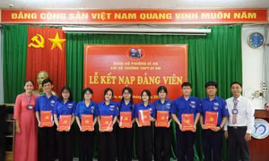 9 học sinh lớp 12 ở TPHCM được kết nạp Đảng trong ngày sinh nhật Bác