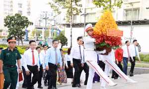 Lãnh đạo TPHCM dâng hoa Chủ tịch Hồ Chí Minh 