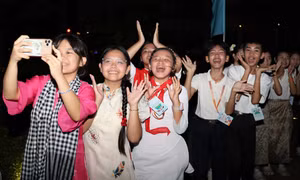Thiếu nhi 3 nước giao lưu văn nghệ, nhảy sạp bên ánh lửa trại