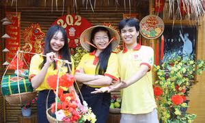 Bạn trẻ Lào, Campuchia tặng cơm người nghèo, trải nghiệm không gian Tết Việt tại ngôi đình cổ 