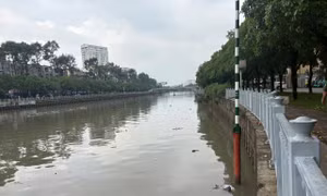 Nhân viên vớt rác phát hiện thi thể trên kênh Nhiêu Lộc