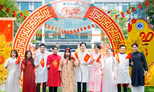 Một trường đại học ở TPHCM thưởng Tết 30 triệu đồng/người, từ hiệu trưởng đến lao công