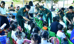 Quân đội sẻ chia với người dân vùng thiên tai, bão lũ