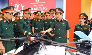 Đại tướng Phan Văn Giang kiểm tra khu trưng bày vũ khí hiện đại của Quân đội 