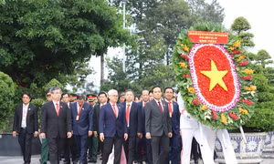 Đại biểu Đại hội Đảng bộ TPHCM dâng hương tri ân các Anh hùng liệt sĩ