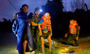 Công an Bắc Ninh giải cứu người dân trong dòng nước lũ dữ ở xã Đồng Kỳ. Ảnh: Công an tỉnh Bắc Ninh