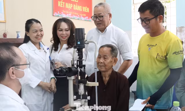 Phòng khám Hoàn Hảo đưa bác sĩ, máy móc đến tận nơi khám, phát thuốc miễn phí cho dân