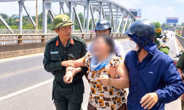 Đắk Lắk: Công an kịp thời ngăn người phụ nữ định nhảy cầu Sêrêpốk
