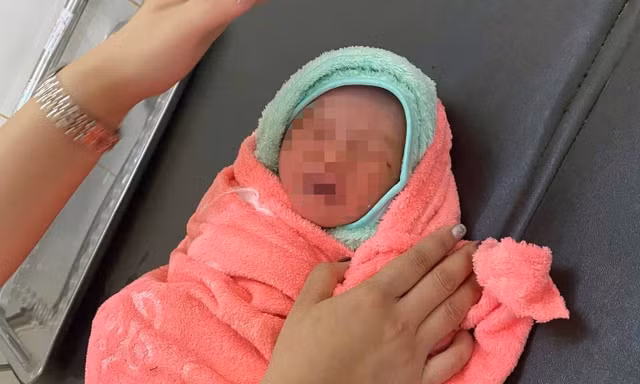 Diễn biến mới vụ bé gái còn nguyên dây rốn, toàn thân bị kiến bu giữa rẫy sầu riêng