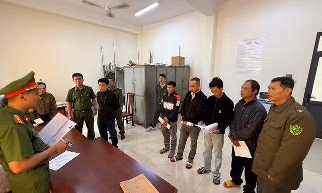 Đánh nhau với hàng xóm, vợ chồng và con trai cùng bị khởi tố