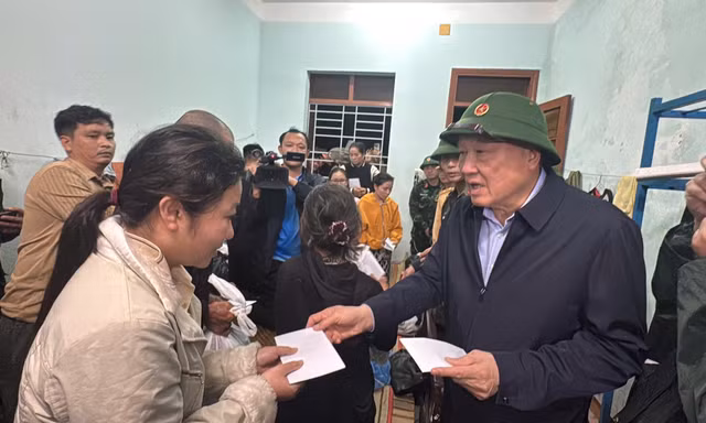 Xuyên đêm vào vùng ‘rốn lũ’ Đắk Lắk, Phó Thủ tướng Thường trực khẳng định ‘không ai bị bỏ lại phía sau’