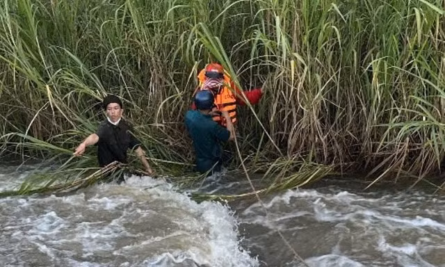 Qua cầu tràn, người phụ nữ bị nước lũ cuốn cả người và xe xuống suối