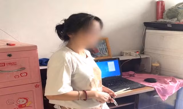 Đột kích bắt quả tang người phụ nữ gọi hàng nghìn cuộc điện thoại, giăng bẫy 'nhận tiền an sinh'