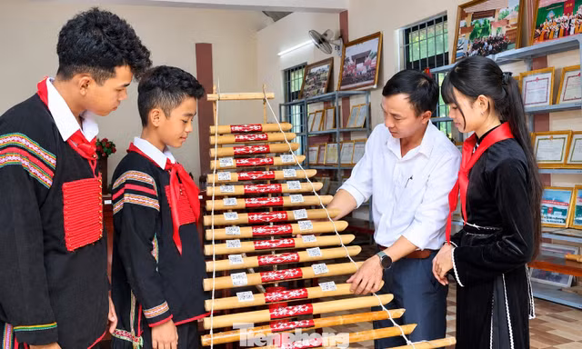 Đàn T’rưng thời 4.0, học sinh dùng QR để học nhạc