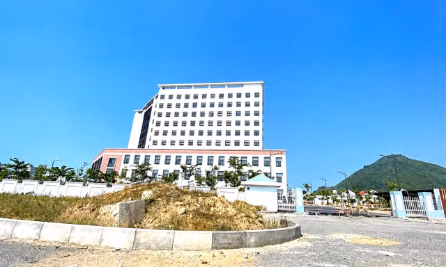 Bệnh viện Sản Nhi Phú Yên hơn 753 tỷ đồng vẫn lỡ hẹn dù đã phạt 3 nhà thầu