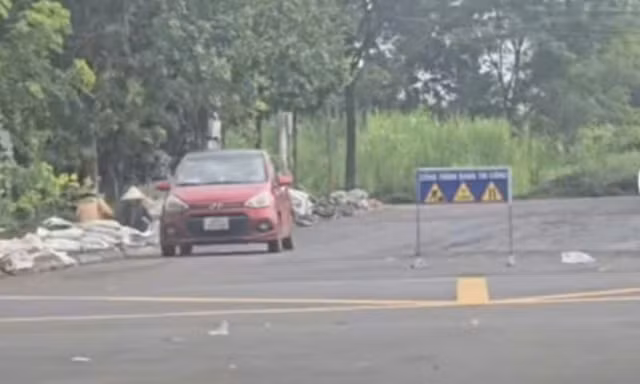 TikToker đăng clip ô tô con 'lu lèn' mặt đường, chính quyền yêu cầu làm rõ động cơ