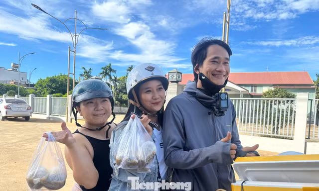 Gặp chàng trai Đắk Lắk bán món lạ gây sốt với clip gần 8 triệu lượt xem