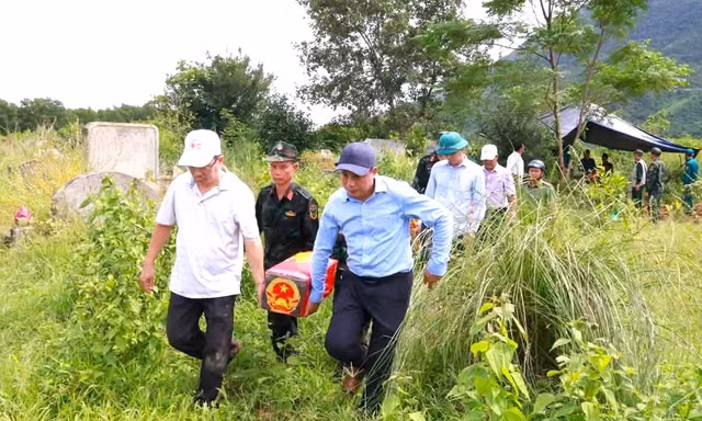 Ngôi mộ vô danh hé lộ hài cốt nữ liệt sĩ bọc trong hai lớp võng dù