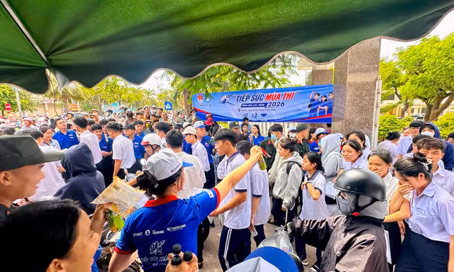 Thí sinh ở Gia Lai xin đi vệ sinh rồi giấu điện thoại vào túi quần
