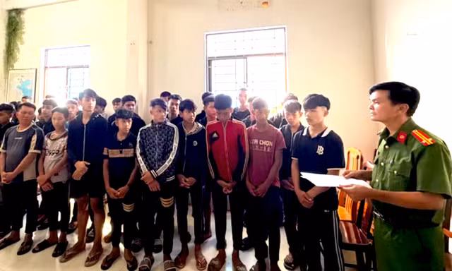 Khởi tố 17 đối tượng mang kiếm truy lùng đối thủ