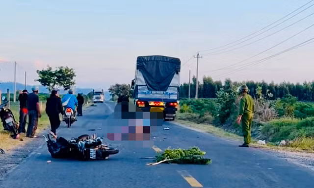 Va chạm với xe tải, hai người đi xe máy tử vong