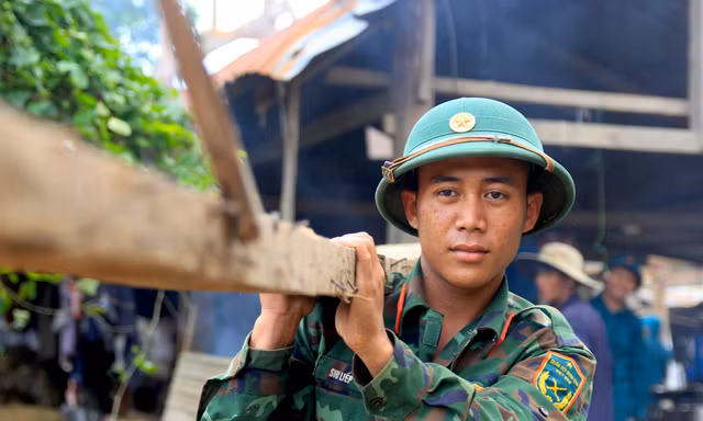 Bôn Jứ vùng 'rốn lũ' sông Ba được bộ đội chuyển đến nơi an toàn