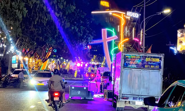 Bày bàn ghế, ca hát giữa đường ở Pleiku gây nguy cơ mất an toàn giao thông