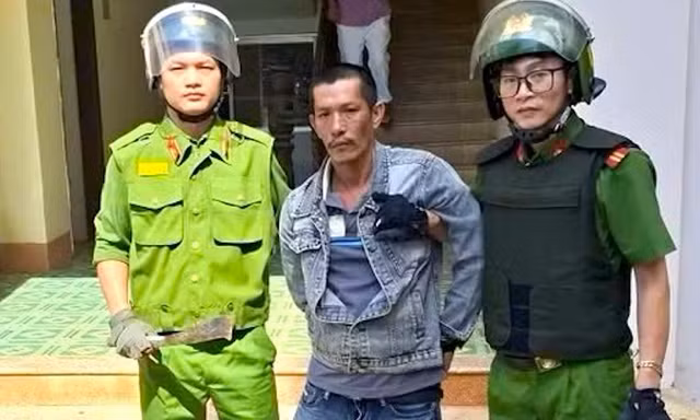 Tin mới vụ cầm dao quắm vào trường tìm giáo viên nghi 'dìm' điểm con mình