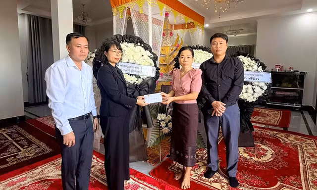 Tổng lãnh sự quán Việt Nam tại Lào thăm hỏi gia đình nữ du học sinh bị sát hại
