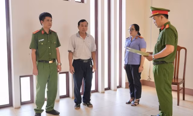 Khởi tố đối tượng trộn đậu nành, phụ gia để làm cà phê giả
