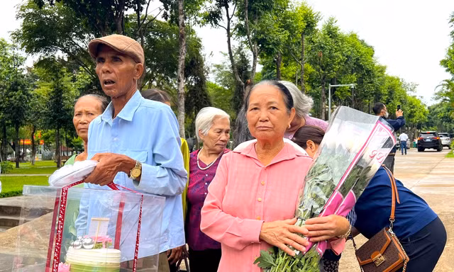 Các cụ ngoài 70 tuổi mang bánh sinh nhật đến Bảo tàng Hồ Chí Minh