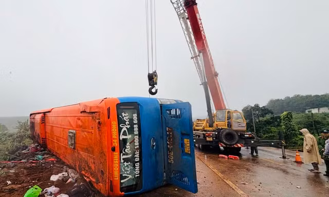 Lật xe khách trên đường tránh Gia Lai, nhiều người thương vong