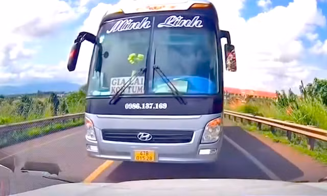 Xe khách lấn làn, vượt ẩu trên Quốc lộ 14 gây bức xúc