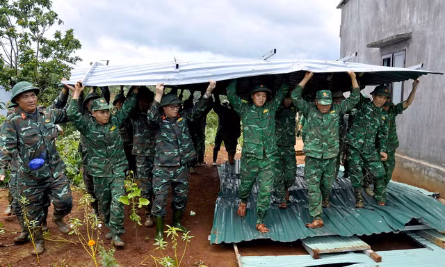Bộ đội, công an sửa nhà giúp người dân vùng biên