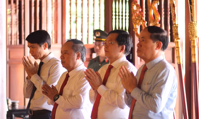 Lãnh đạo Gia Lai dâng hương lễ giỗ Hoàng đế Quang Trung