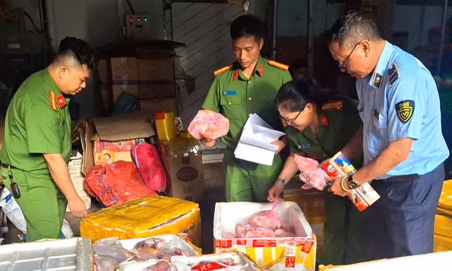 Phát hiện gần một tấn thịt heo, đùi gà hôi thối