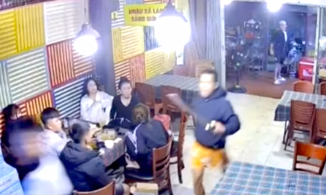 Hai đối tượng mang mã tấu xông vào quán nhậu chém 3 người thương vong