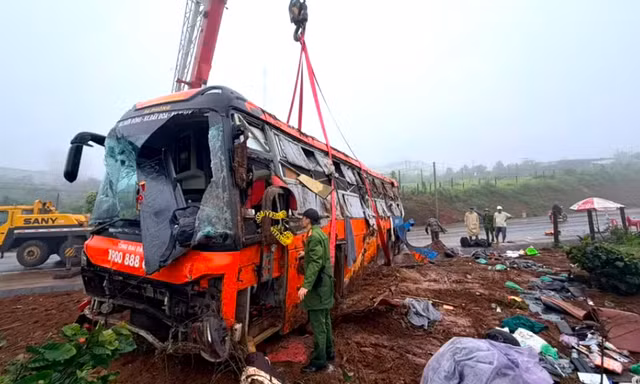 Thông tin mới nhất vụ lật xe khách làm nhiều người thương vong