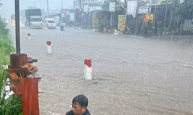 Trưởng thôn ở Đắk Lắk xuống cống vớt rác giữa mưa lớn