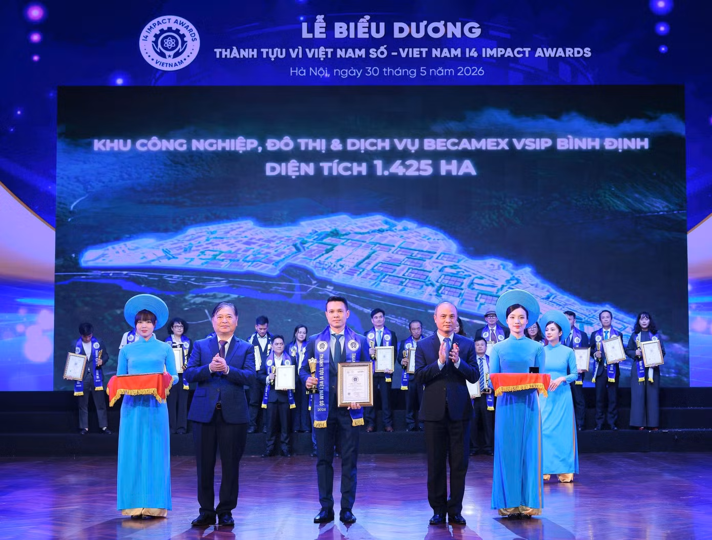 ong-huynh-dat-thong-pho-tong-giam-doc-cong-ty-co-phan-becamex-binh-dinh-nhan-giai-thuong-viet-nam-i4-impact-awards-2026.jpg