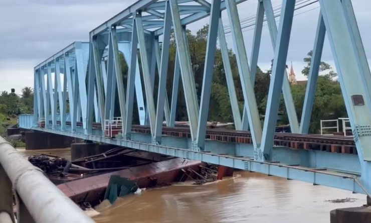 Nước lũ cuốn 2 xà lan mắc vào cầu đường sắt ở Quảng Trị, đe doạ an toàn chạy tàu. 
