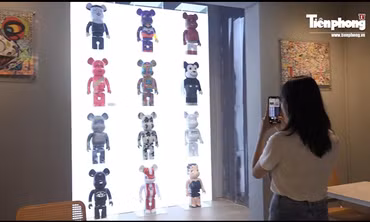 Giới trẻ Hà thành thích thú check in quán cafe đầy ắp gấu Bearbrick tiền tỉ