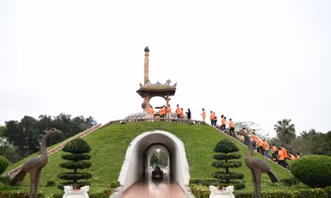 Vào Thành cổ, thắp một nén nhang viếng người nằm dưới cỏ...