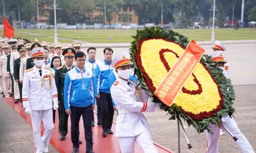 Đại biểu dự Đại hội Đoàn toàn quốc lần thứ XII làm lễ báo công dâng Bác