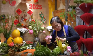 Tết Nguyên Đán 2025 nên cắm hoa gì trên bàn thờ để thu hút tài lộc, may mắn?